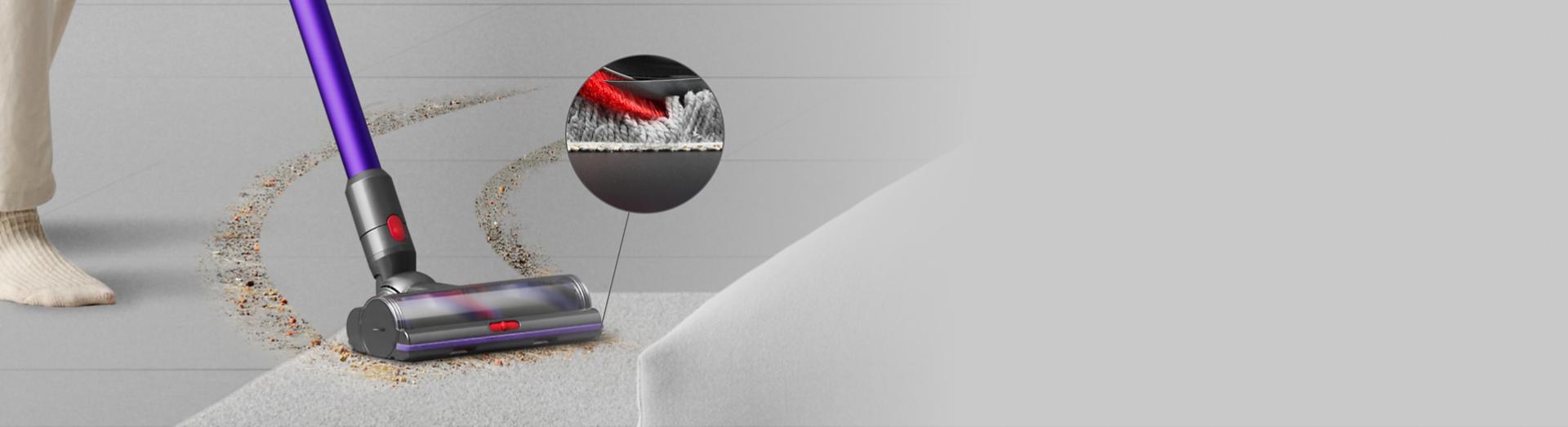 تنظيف ممر خالٍ من المخلفات على الأرضيات الصلبة والسجاد، مع صورة مُقرَّبة لشعيرات رأس التنظيف بينما تقوم بإزالة الأتربة.