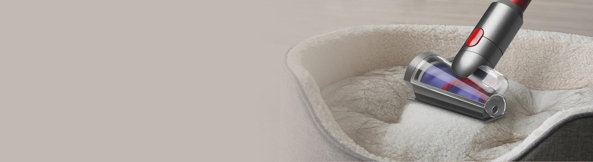 헤어 스크류 툴로 반려동물 침구에서 털을 제거하는 모습.