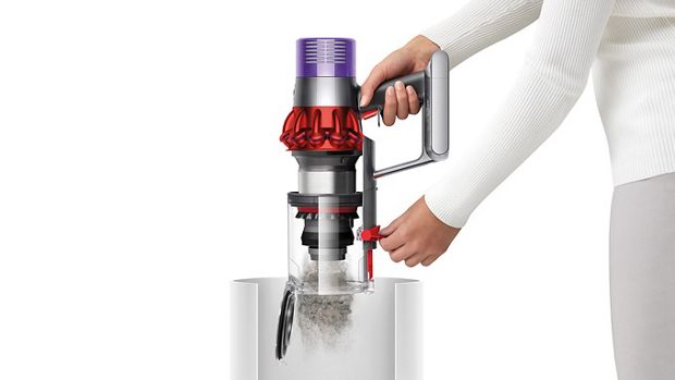 다이슨 V10 무선 청소기의 먼지통을 비우는 모습.