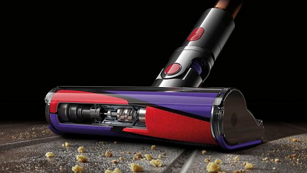 Soft roller cleaner head picking up dirt. 