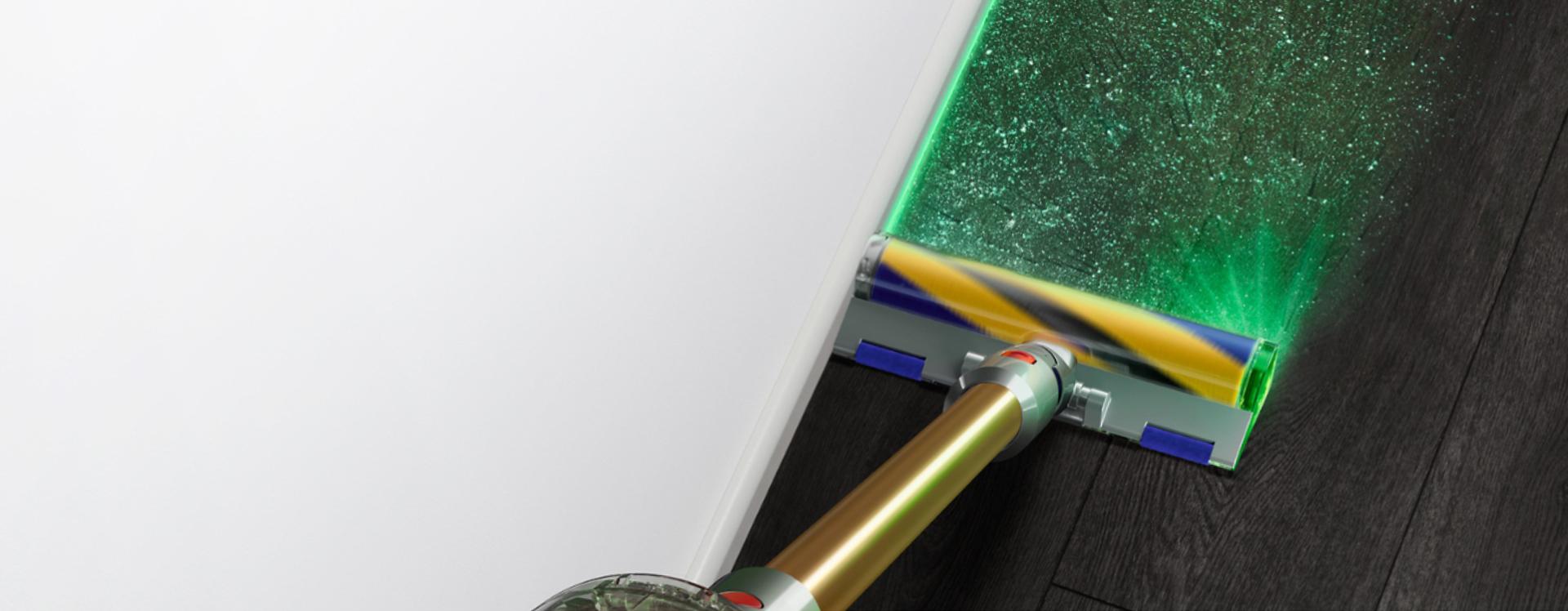 Dyson V12 Detect Slim Absolute z elektroszczotką Fluffy Optic podświetla zanieczyszczenia na podłodze twardej.