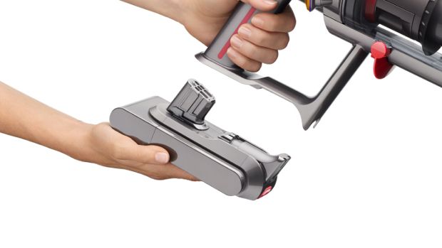 Osoba mocująca energooszczędny akumulator w odkurzaczu Dyson V12 Detect Slim.