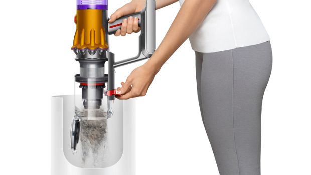 Dyson V12 Detect Slim kablosuz süpürgenin haznesini boşaltan bir kullanıcı.