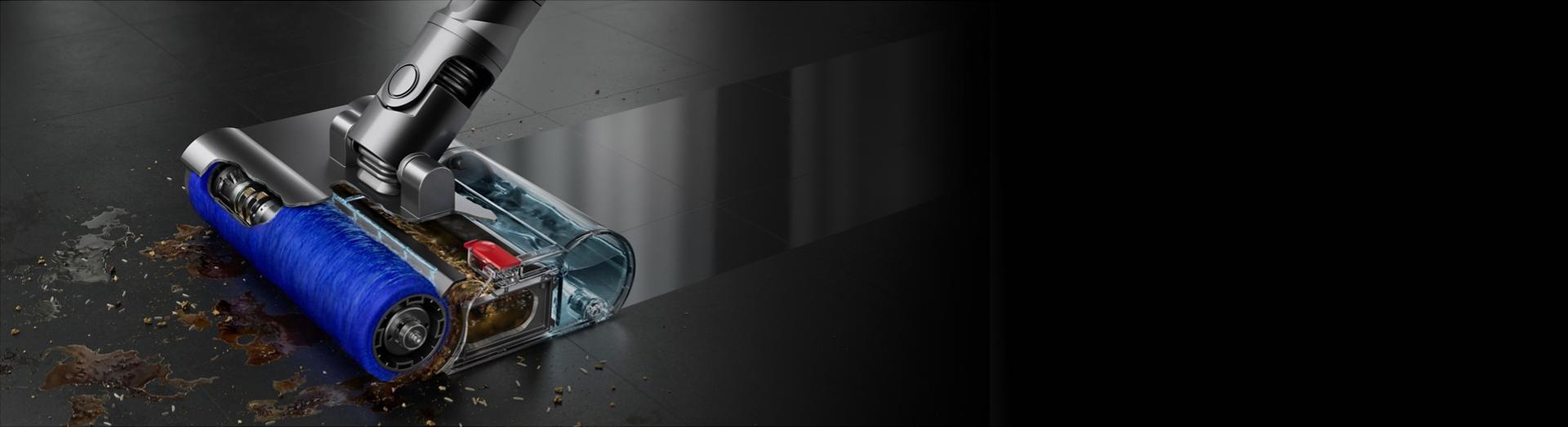 مكنسة Dyson V12s Detect Slim Submarine تُنظّف الانسكابات من أرضية صلبة.