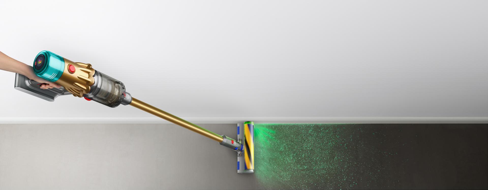 تكشف مكنسة Dyson V12s Submarine للتنظيف الرطب والجاف بالضوء الأتربة من الأرضيات الصلبة وتُنظفها.