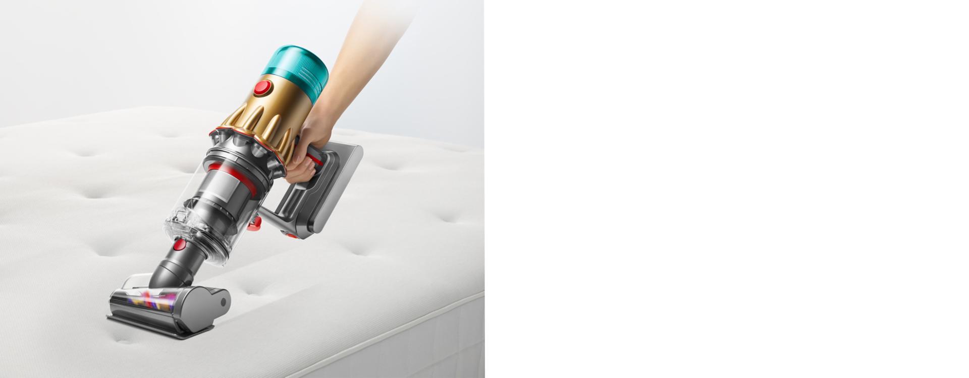 تُستخدَم أداة لف الشعر لتنظيف مرتبة.