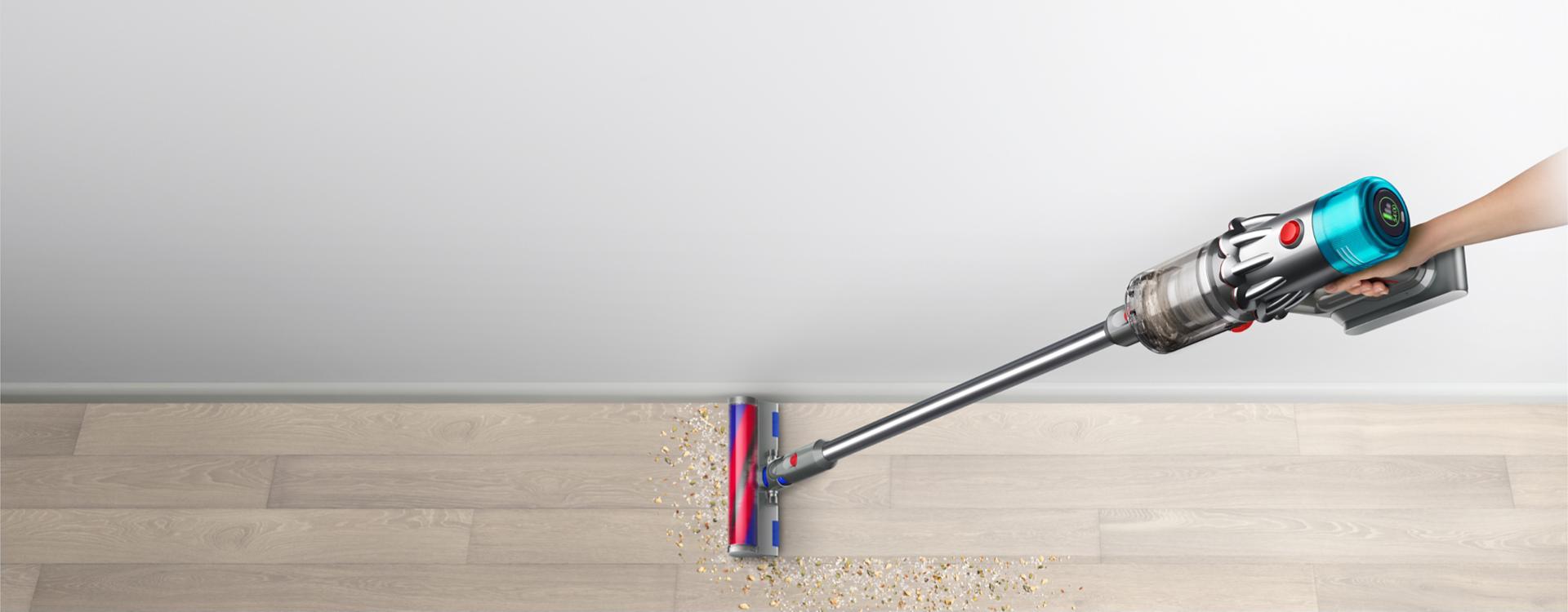 Máy hút bụi đa năng Dyson V12s Submarine chiếu sáng và hút sạch bụi trên sàn cứng.