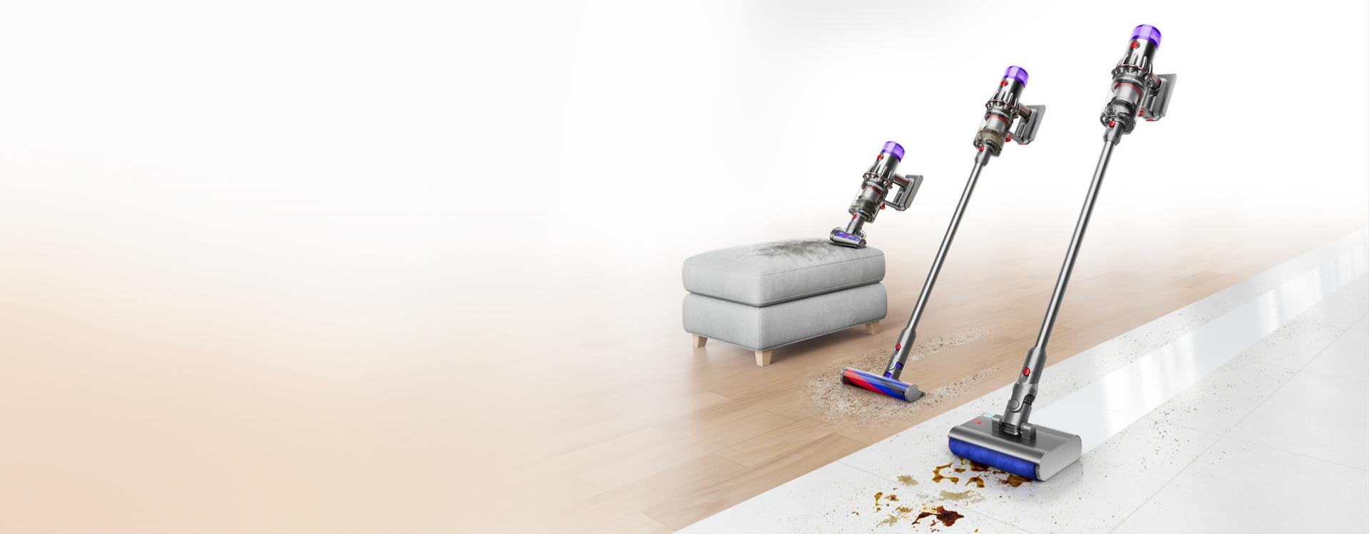 다이슨 V12s 서브마린으로 집안 구석구석을 청소하는 사람.