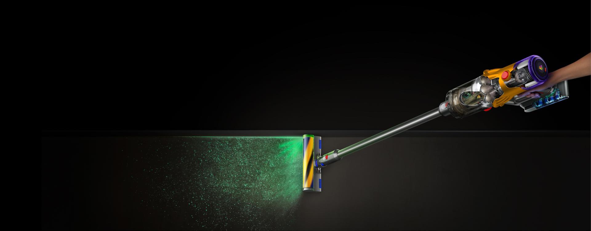 다이슨 V12s 서브마린 무선 물 청소기는 마룻바닥의 먼지를 비춰주어 먼지를 청소합니다.