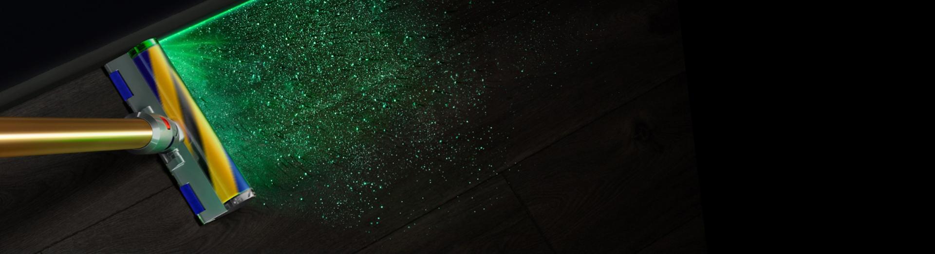 مشهد علوي لرأس التنظيف Fluffy Optic بينما يُسلِّط الضوء على الأتربة على الأرضيات الصلبة.