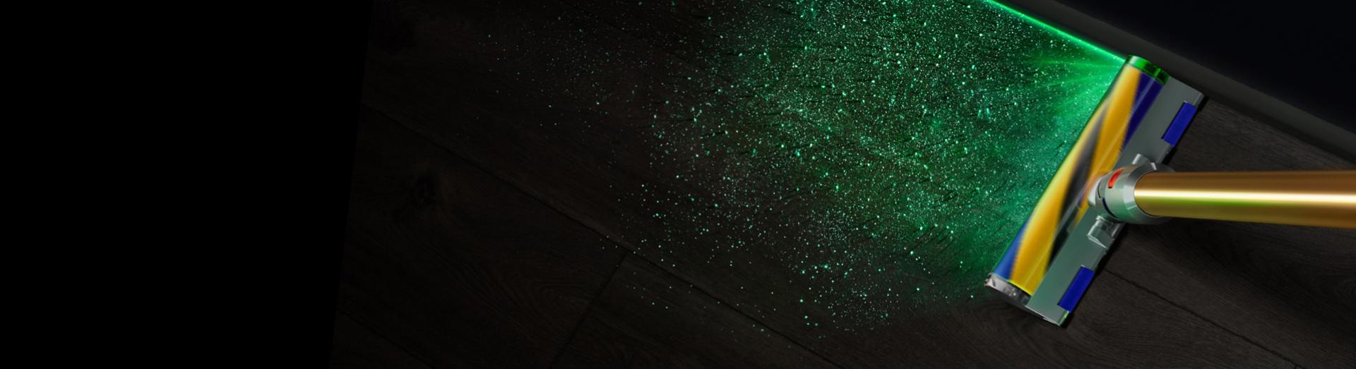 Sert zemindeki tozu aydınlatan Fluffy Optic temizleme başlığının üstten görünümü.