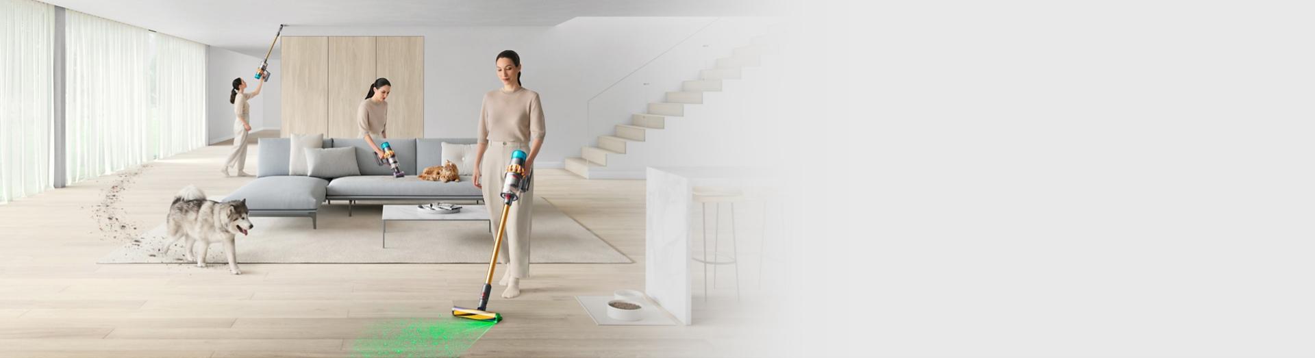 سيدة تُنظّف أجزاءً مختلفةً من منزلها باستخدام مكنسة Dyson V15 Detect ورأس التنظيف المُضيء.