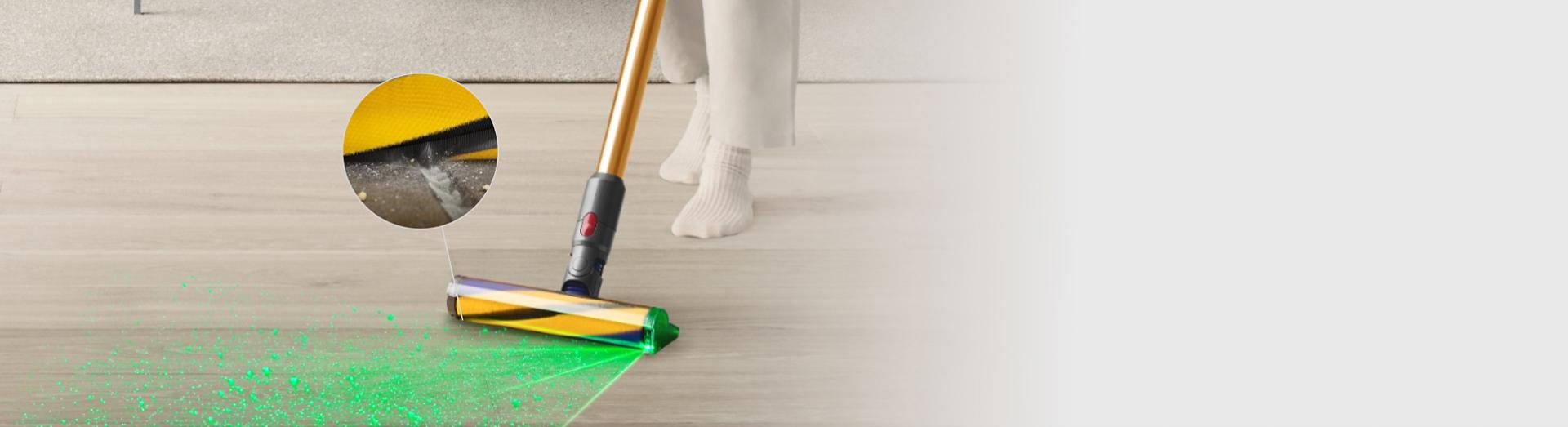 مشهد أمامي لرأس التنظيف Fluffy Optic بينما يقوم بتنظيف الأتربة ويُسلّط الضوء عليها، مع صورة مُقرَّبة توضح أركاناً أثناء تنظيفها.