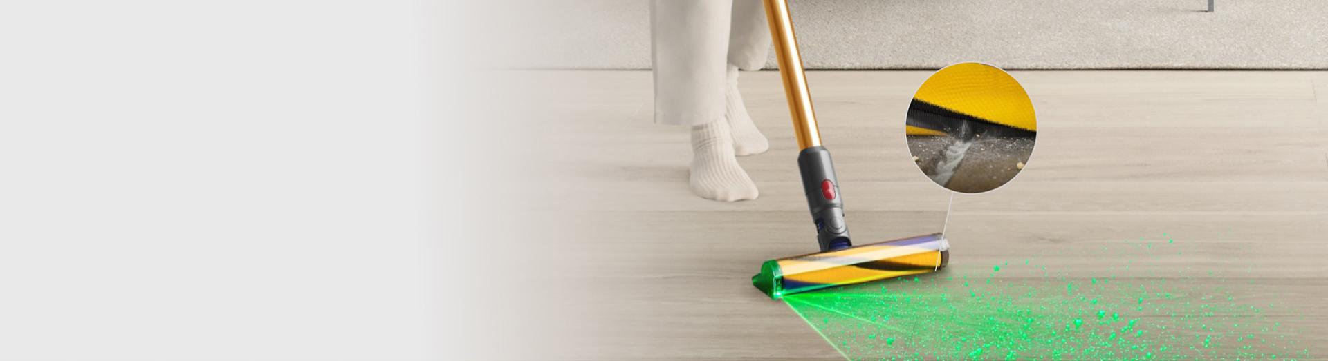 Tozu aydınlatarak temizleyen Fluffy Optic temizleme başlığının önden görünümü ve temizlenen dar aralığın yakından görünümü.