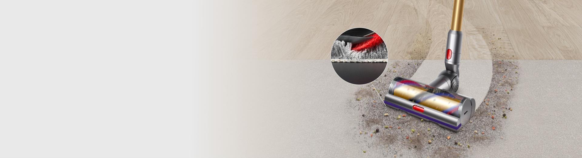 Sert zemini ve halıyı temizleyen Digital Motorbar temizleme başlığının önden görünümü ve temizlenen halı kıllarının yakından görünümü.