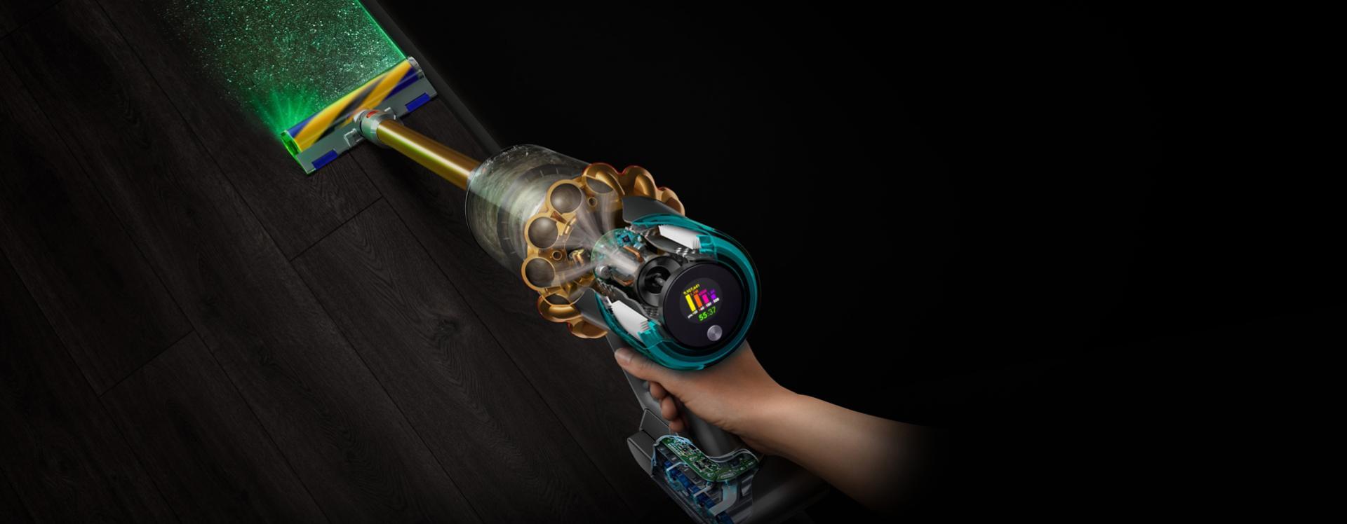 مشهد علوي لمكنسة Dyson V15 Detect مع رأس التنظيفFluffy Optic الذي يُسلّط الضوء على الأتربة المخفية.