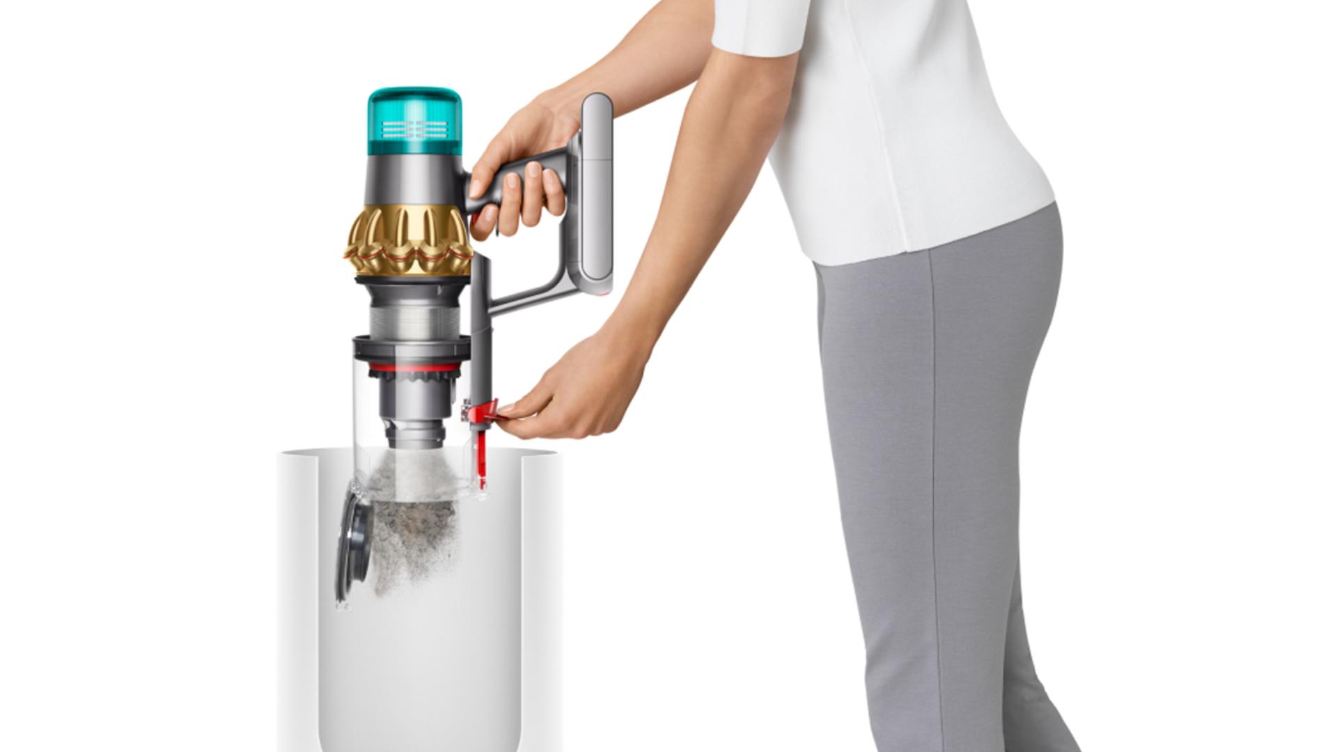 Dyson V15 Detect kablosuz süpürgenin haznesini boşaltan bir kadın.