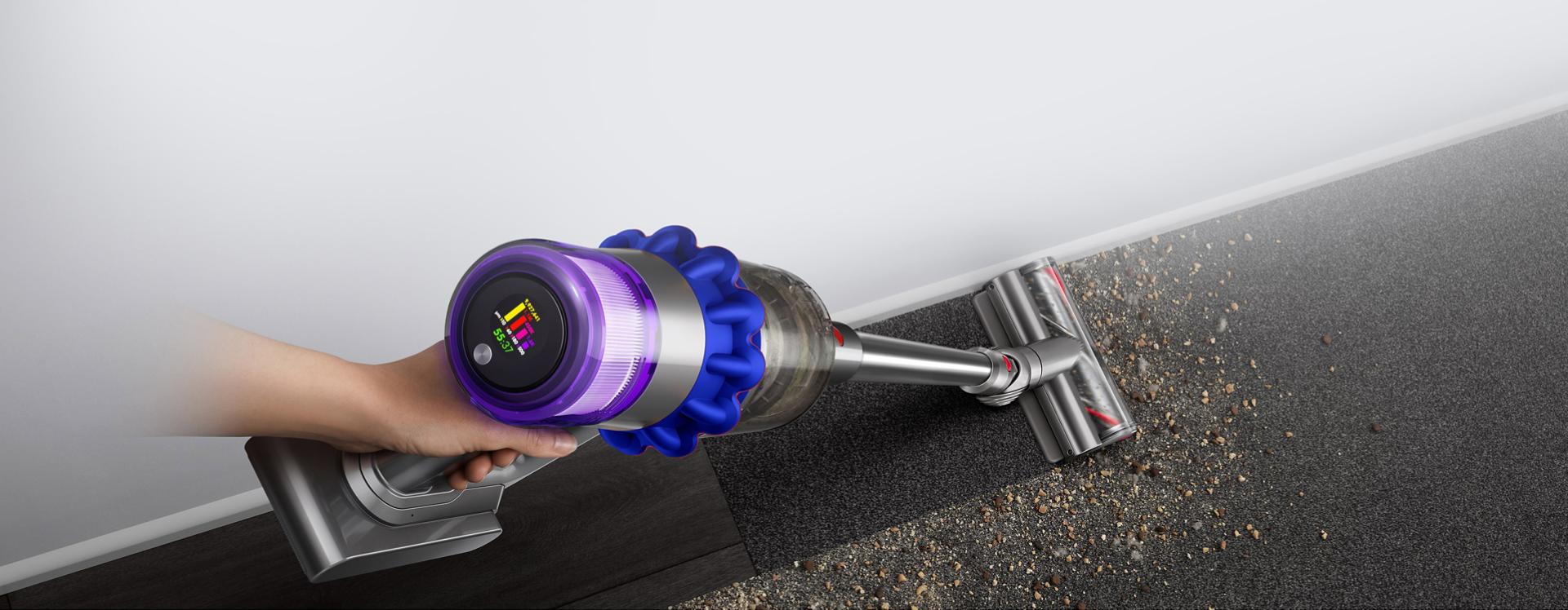 مشهد علوي لمكنسة Dyson V15 Detect مع رأس التنظيفFluffy Optic الذي يُسلّط الضوء على الأتربة المخفية.