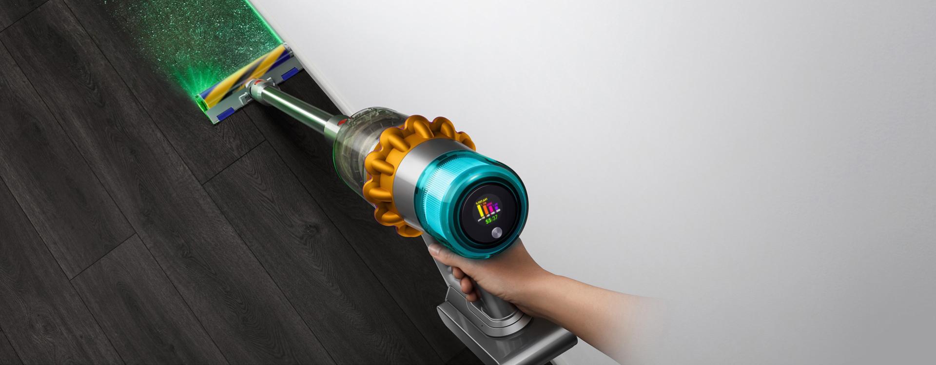 مشهد علوي لمكنسة Dyson V15 Detect مع رأس التنظيفFluffy Optic الذي يُسلّط الضوء على الأتربة المخفية.