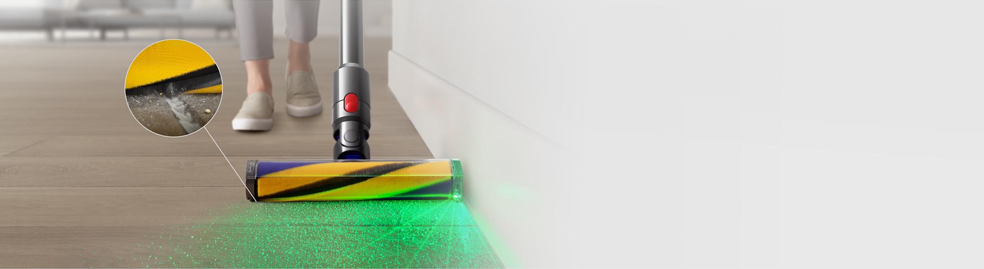 مشهد أمامي لرأس التنظيف Fluffy Optic بينما يقوم بتنظيف الأتربة ويُسلّط الضوء عليها، مع صورة مُقرَّبة توضح أركاناً أثناء تنظيفها.