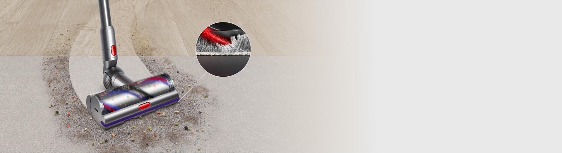مشهد أمامي لرأس التنظيف الرقمي Digital Motorbar بينما يقوم بتنظيف أرضية صلبة وسجادة، مع صورة مُقرَّبة لشعيرات السجاد أثناء تنظيفها.
