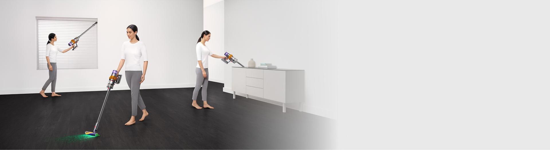 سيدة تُنظّف أجزاءً مختلفةً من منزلها باستخدام مكنسة Dyson V15 Detect ورأس التنظيف المُضيء.