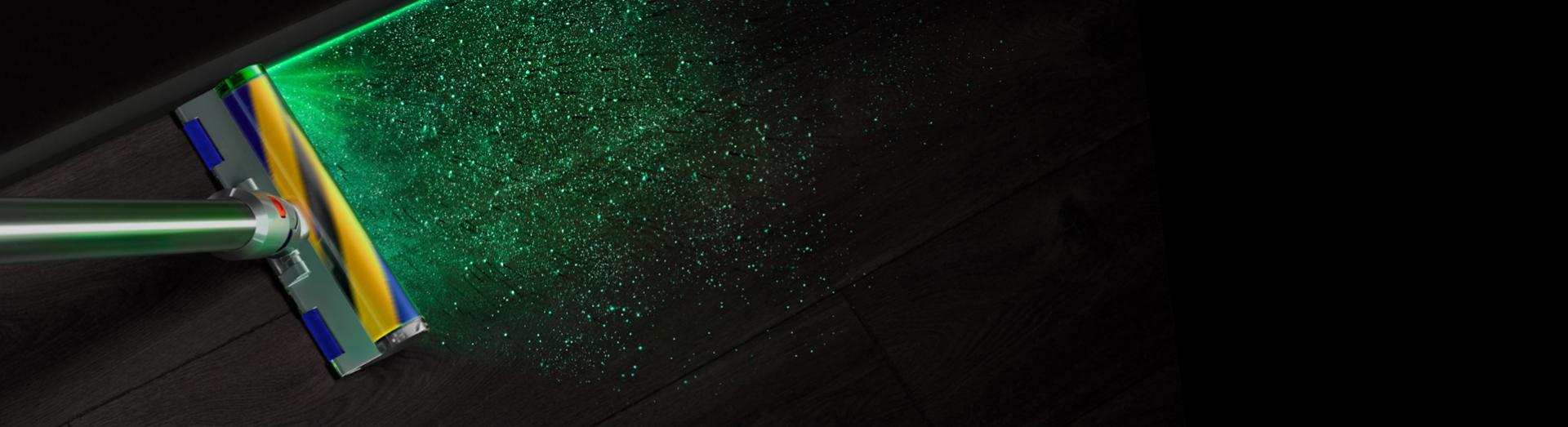 مشهد علوي لرأس التنظيف Fluffy Optic بينما يُسلِّط الضوء على الأتربة على الأرضيات الصلبة.