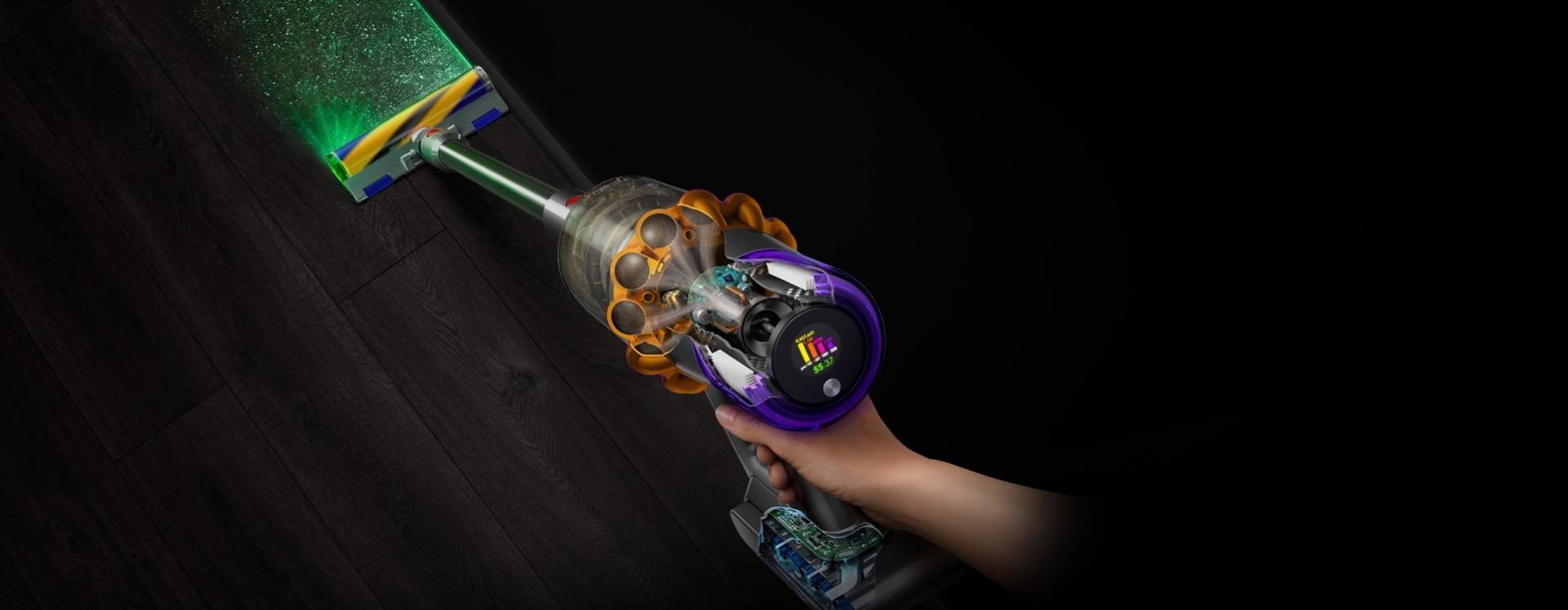 مشهد علوي لمكنسة Dyson V15 Detect مع رأس التنظيفFluffy Optic الذي يُسلّط الضوء على الأتربة المخفية.