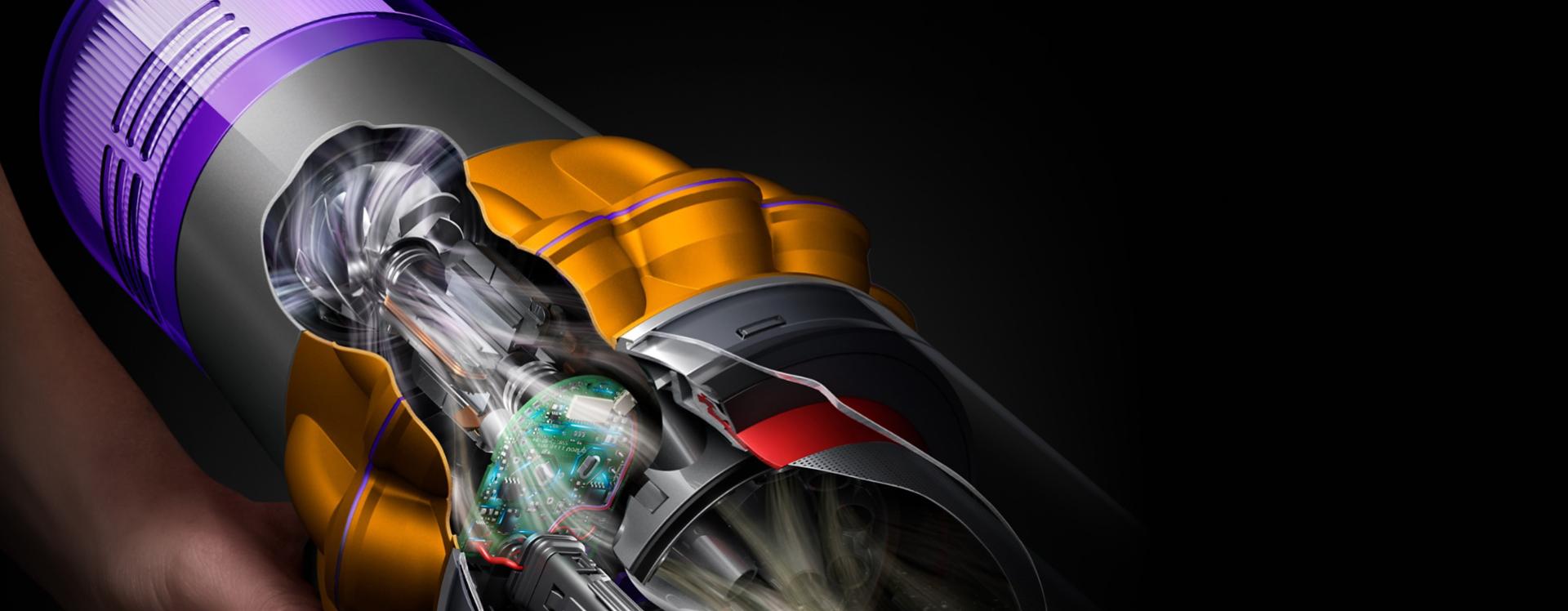 لقطة جانبية لمكنسة Dyson V15 Detect تعرض المحرك ومسارات تدفق الهواء.