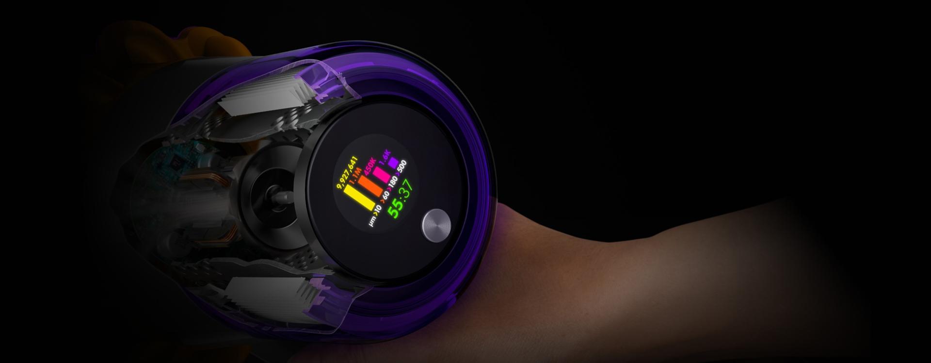 صورة مُقرَّبة لشاشة LCD بمكنسة Dyson V15 Detect.