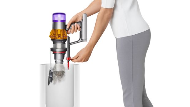 سيدة تقوم بتفريغ حاوية مكنسة Dyson V15 Detect.