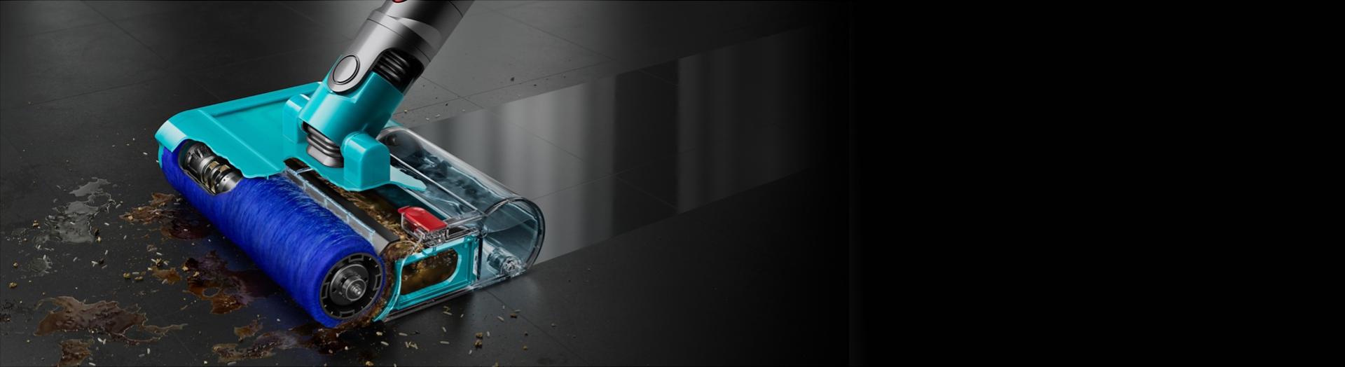 مكنسة Dyson V15s Detect Submarine تُنظِّف أي انسكاب من أرضية صلبة.