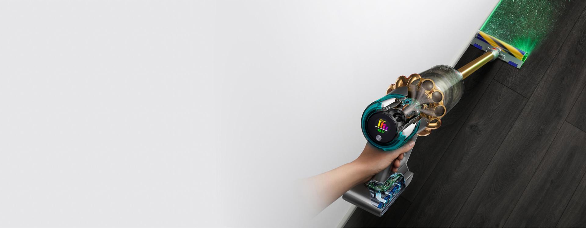 다이슨 V15s 디텍트 서브마린 무선 물 청소기는 일루미네이션 기술로 마룻바닥의 먼지를 청소합니다.