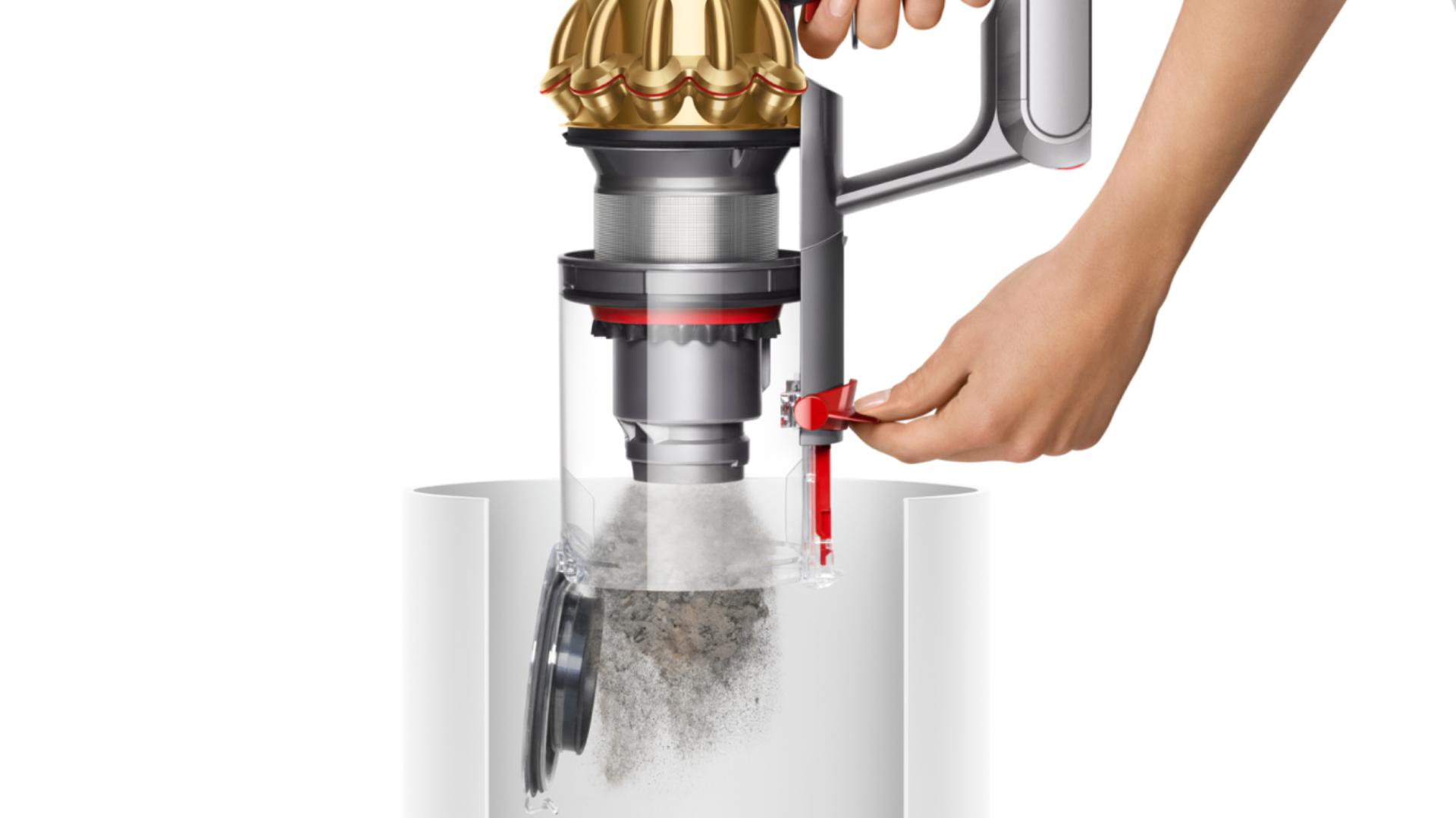 다이슨 V15s 디텍트 서브마린 먼지통이 비워지고 있습니다.