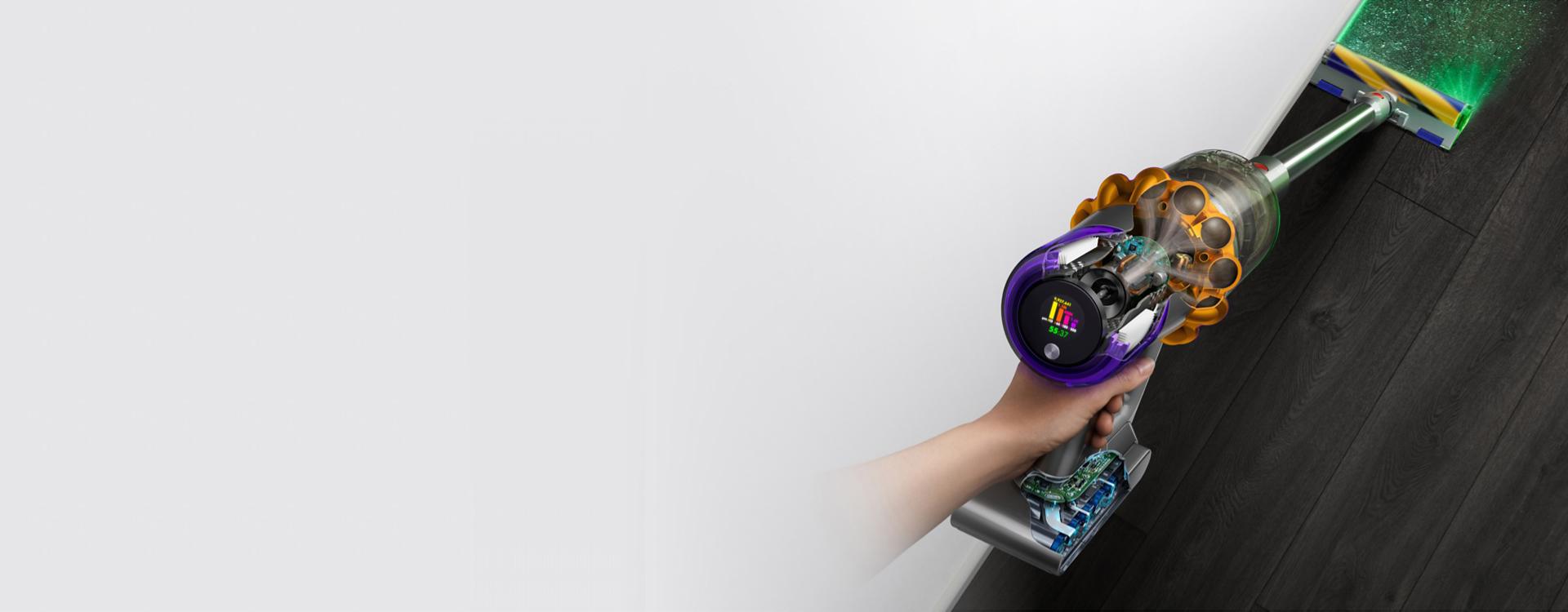 다이슨 V15s 디텍트 서브마린 무선 물 청소기는 일루미네이션 기술로 마룻바닥의 먼지를 청소합니다.