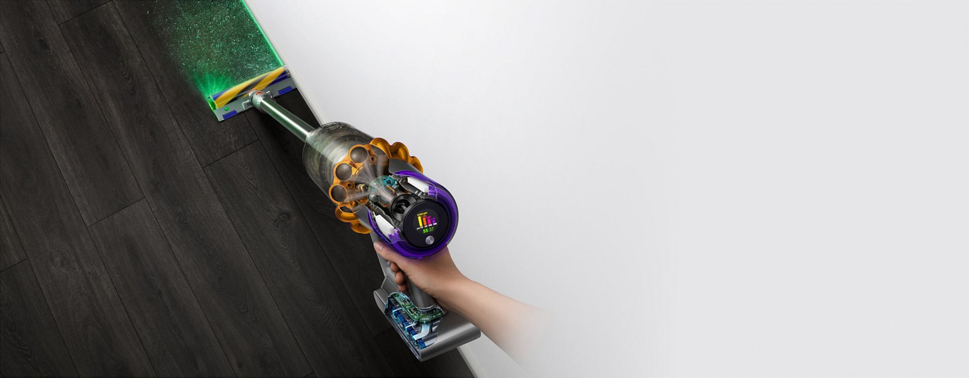 تعمل مكنسة Dyson V15s Detect Submarine للتنظيف الرطب والجاف على تسليط الضوء على الأتربة من الأرضيات الصلبة وتنظيفها.