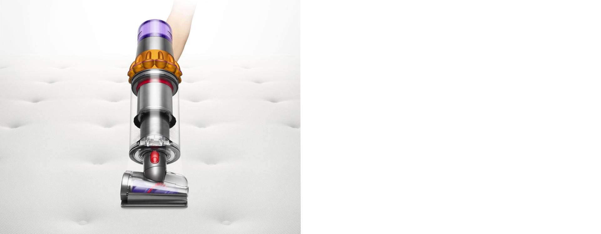 تُستخدَم أداة لف الشعر لتنظيف مرتبة.