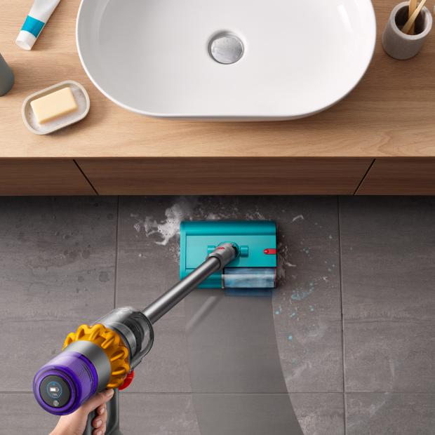 다이슨 V15s 디텍트 서브마린이 욕실 바닥을 청소하는 모습.