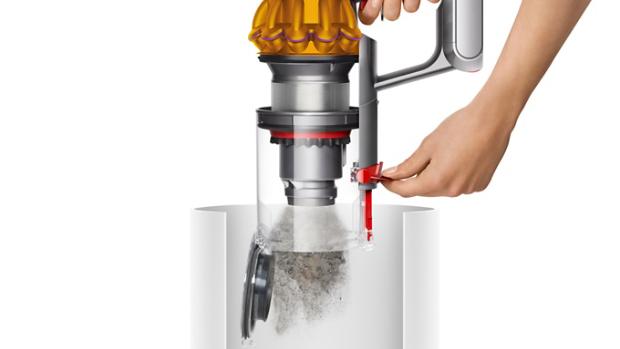 다이슨 V15s 디텍트 서브마린 먼지통이 비워지고 있습니다.