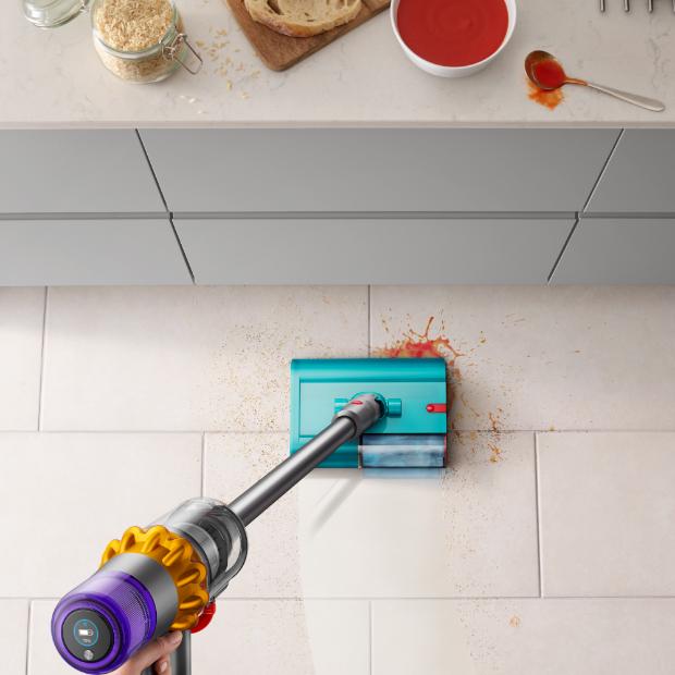 다이슨 V15s 디텍트 서브마린이 주방 바닥을 청소하는 모습.