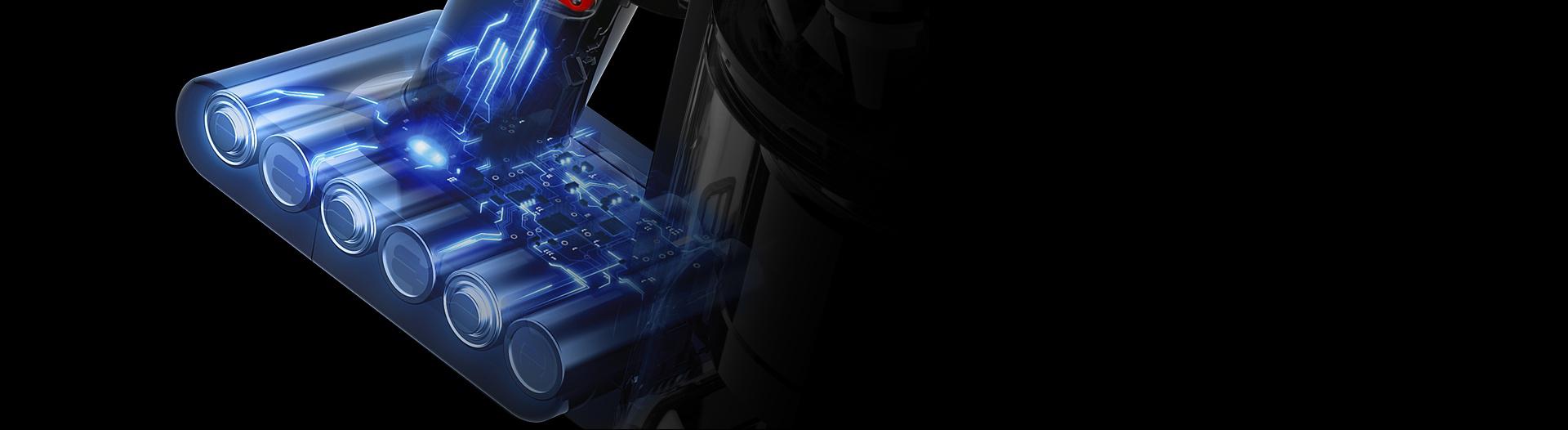 لقطة جانبية مُقرَّبة توضح البطارية داخل مكنسة Dyson V8.