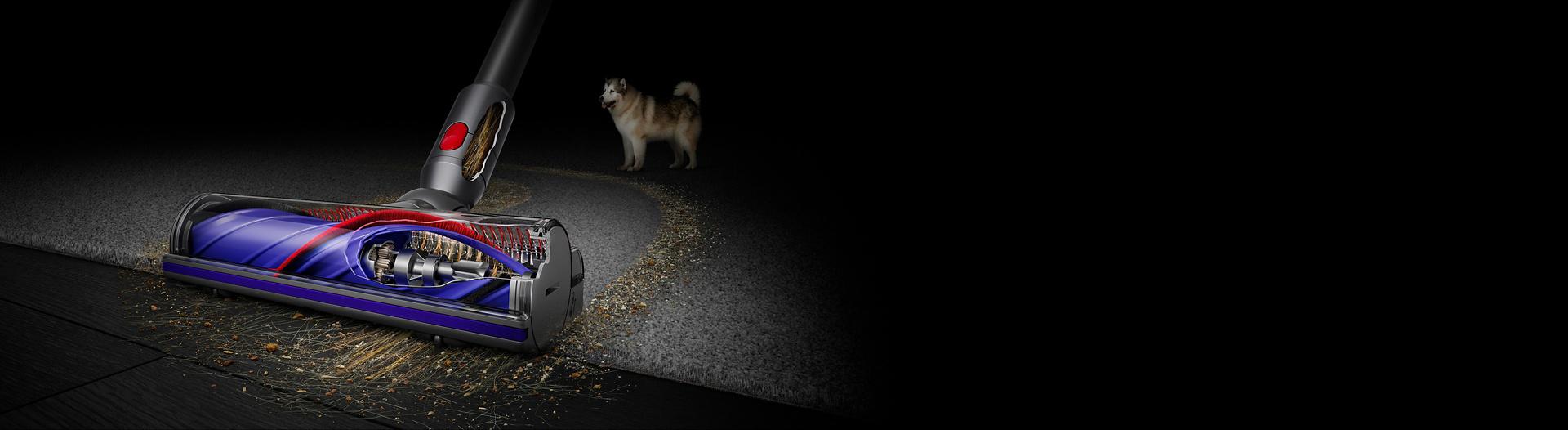 لقطة جانبية مُقرَّبة توضح عمود الفُرَش وأرياش فك تشابك الشعر داخل رأس التنظيف Motorbar.