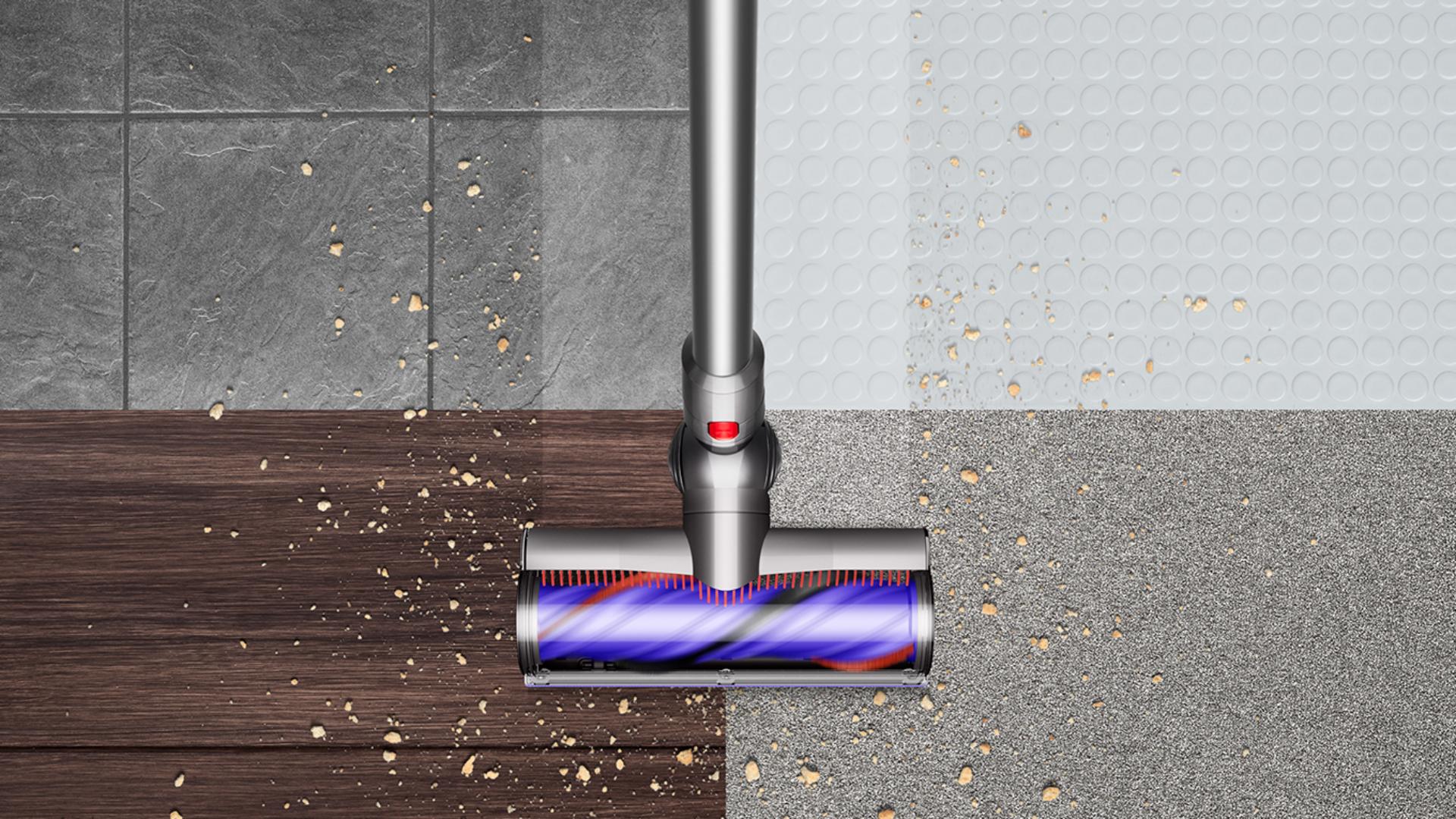 مشهد علوي لمكنسة Dyson V8 بينما تقوم بتنظيف المخلفات من الأرضيات الصلبة والسجاد.