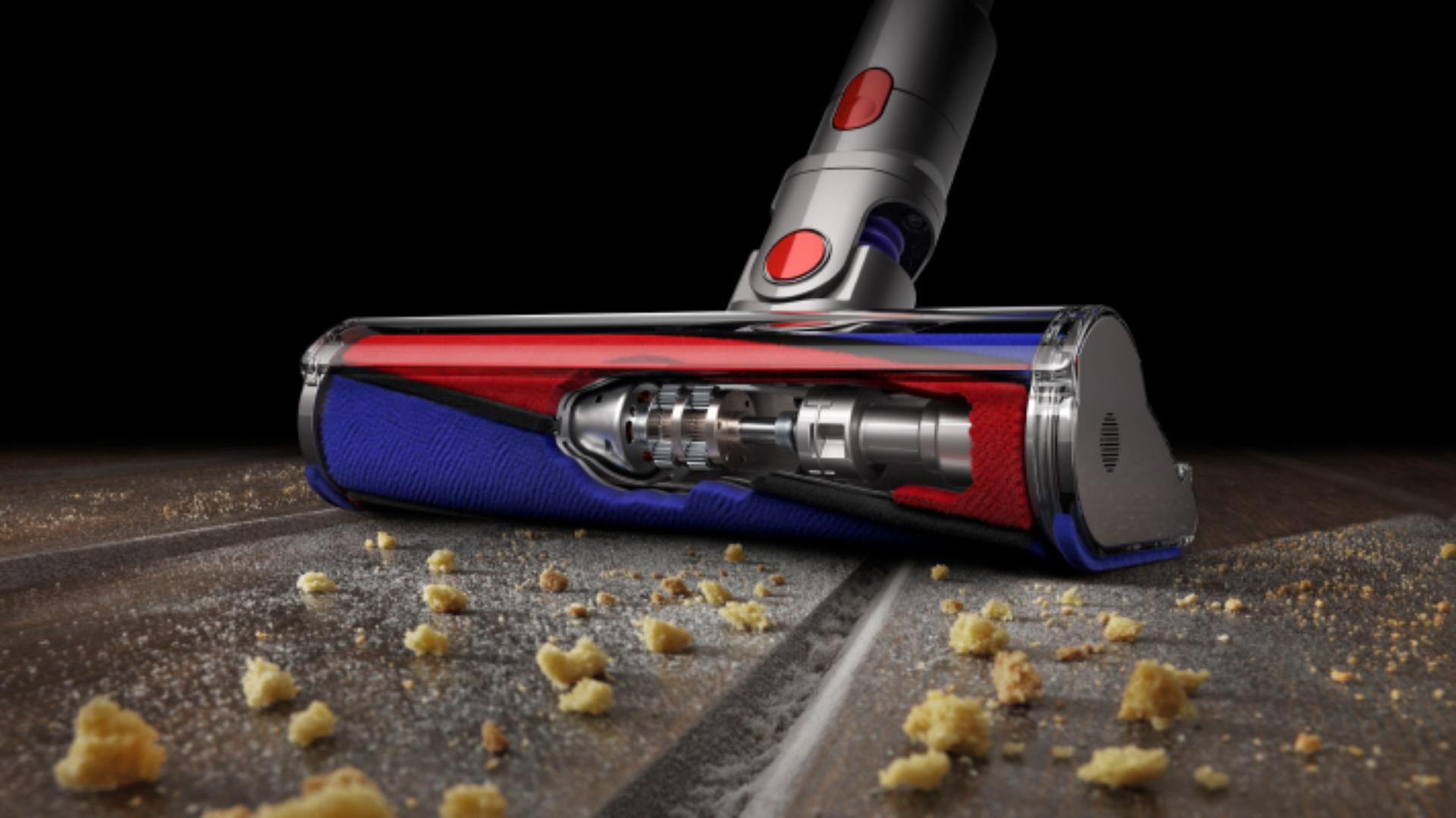 Elektroszczotka Fluffy z silnikiem umieszczonym w wałku sprzątającym usuwa zanieczyszczenia z podłogi twardej.