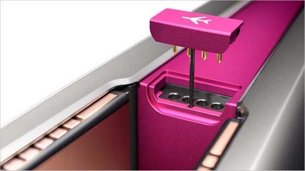 Prim-plan cu eticheta Flight-ready