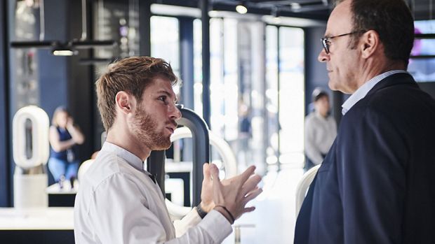 خبير دايسون بينما يمارس مهام وظيفته