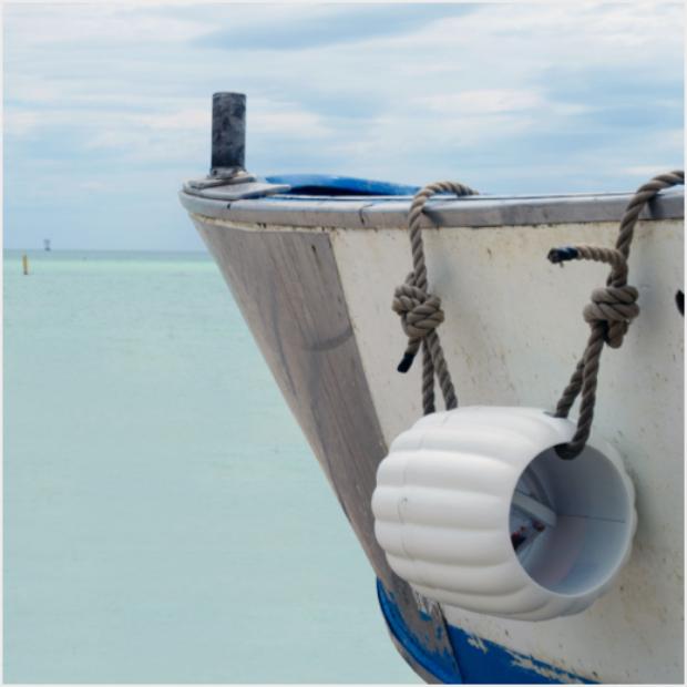 Brod na moru s uređajem Oblak