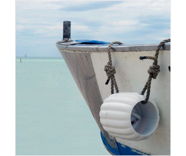 Brod na moru s uređajem Oblak