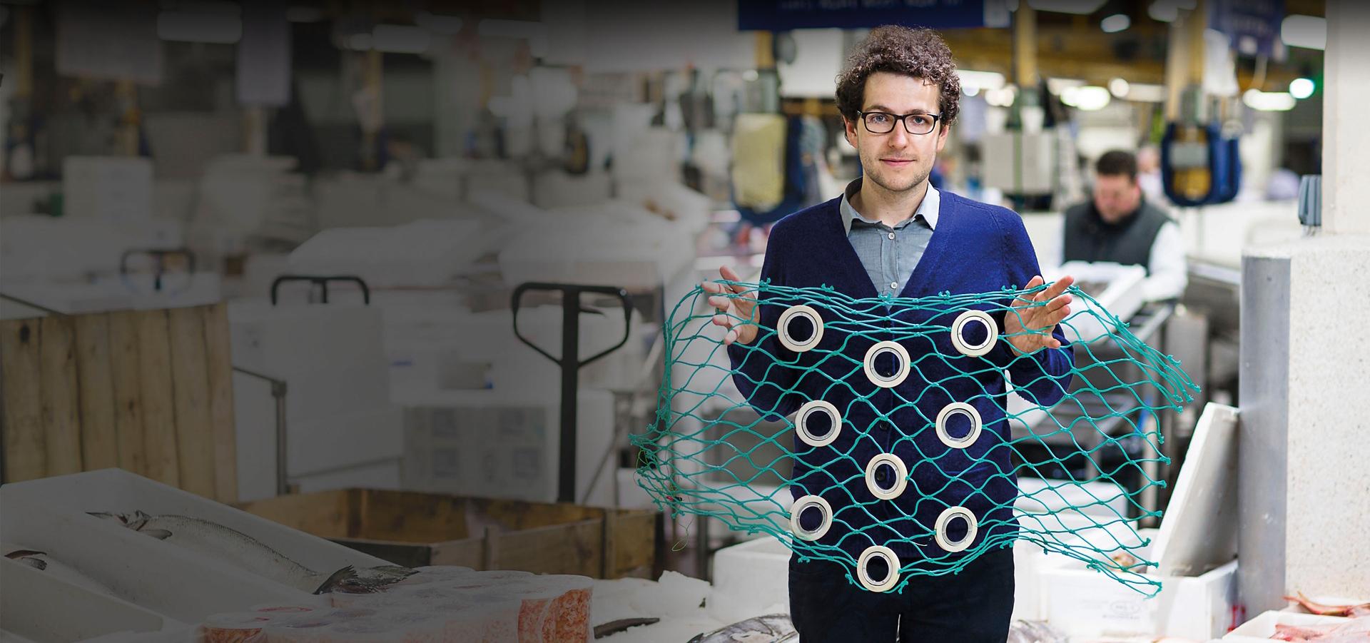 Ülemaailmse ookeanipäeva võitja seisis kalaturul ja hoidis käes SafetyNeti