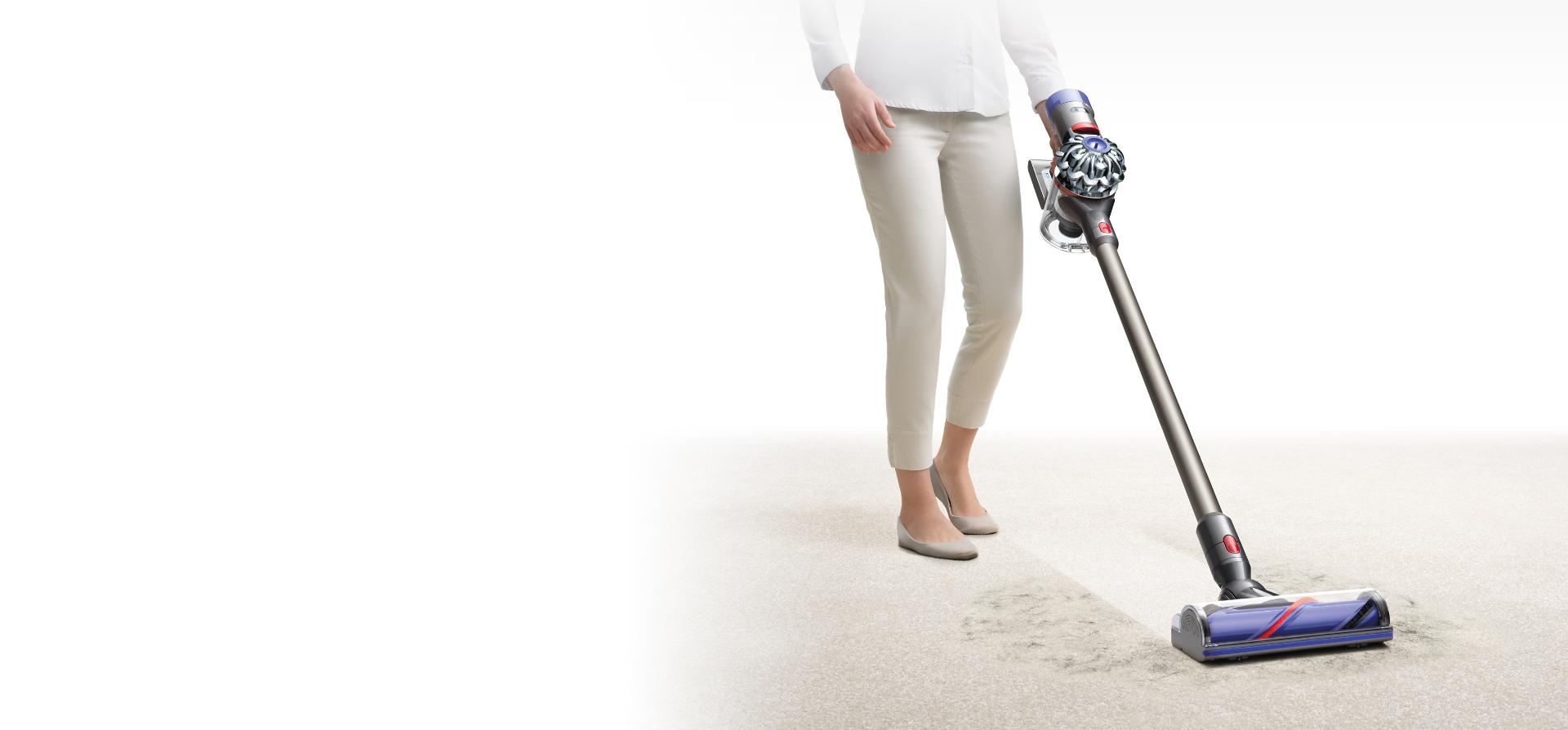 Naine imemas vaibalt Dyson V8 juhtmeta vertikaalse tolmuimejaga tolmu.